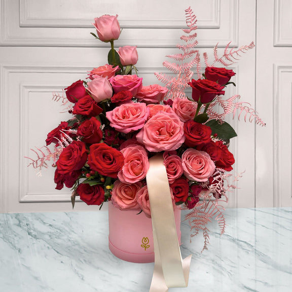 Increíble arreglo de 32 rosas en base rosa | SIMONE