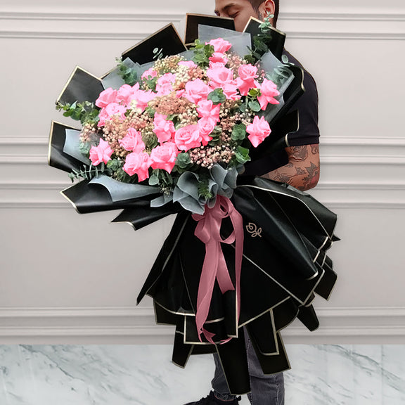 Ramo Grande de 100 Rosas Rojas con Papeles Elegantes | EVELINA
